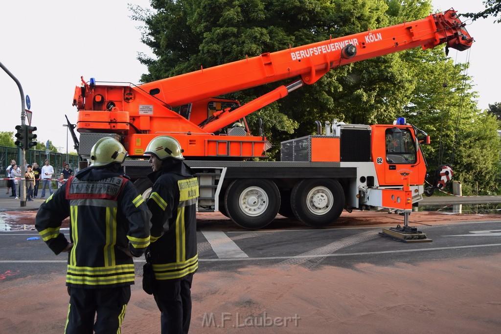 TLF 4 umgestuerzt Koeln Bocklemuend Ollenhauer Ring Militaerringstr P092.JPG - Miklos Laubert